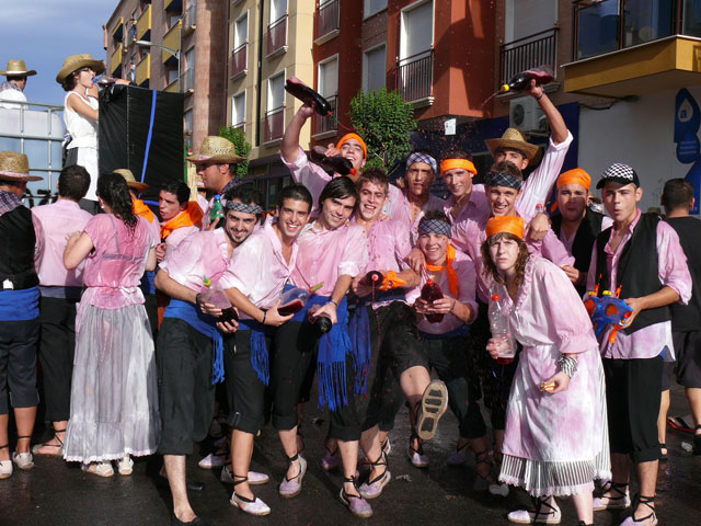 Cerca de 100.000 litros de vino se repartieron en la Gran Cabalgata del Vino de este año - 3, Foto 3