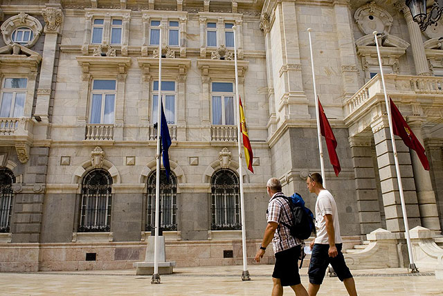 Las banderas, a media asta en señal de luto por el accidente de Barajas - 1, Foto 1