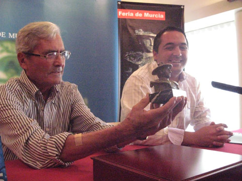Antonio Campillo firma el regalo que se entregará junto al programa de la Feria de Septiembre - 1, Foto 1