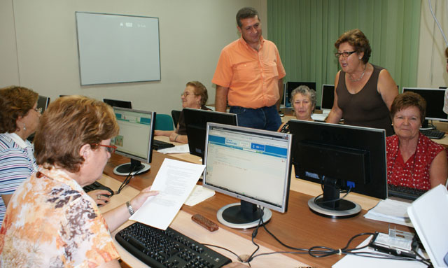 Jubilados de Puerto Lumbreras realizan un curso de Internet - 1, Foto 1