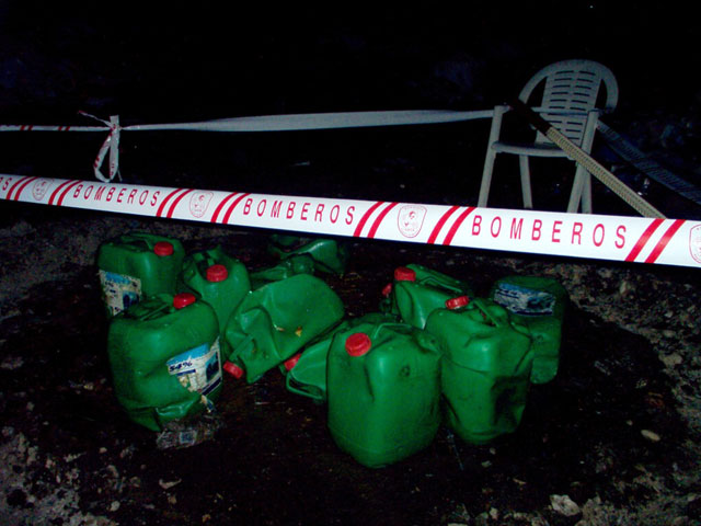 Los bomberos extinguen un incendio de ácido nítrico en un camión de la basura es Águilas - 1, Foto 1