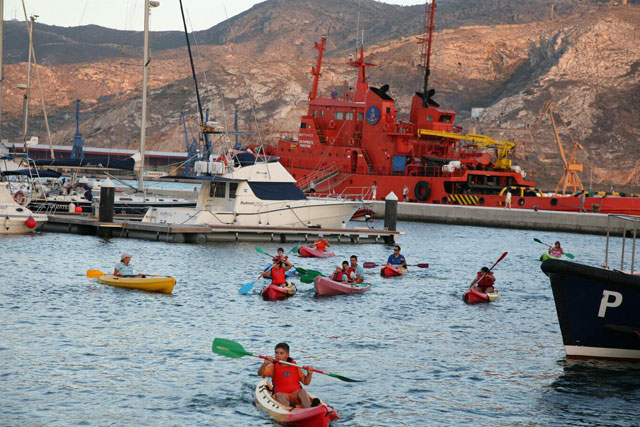 Sesenta niños participan en la travesía en piragüa por el Puerto de Cartagena - 1, Foto 1