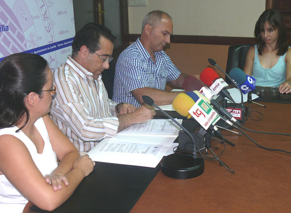 El ayuntamiento y AMFIJU firman un convenio para la realización de varios programas - 1, Foto 1