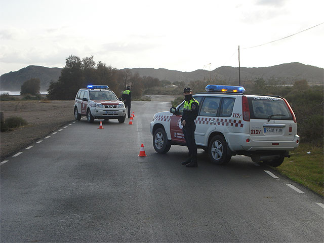 La Policía Local de Lorca detiene a un conductor cuyo vehículo había colisionado contra otros estacionados en la Carretera de Granada - 1, Foto 1