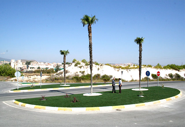 Tres esbeltas palmeras ornamentan las dos medialunas de la Salida Este - 1, Foto 1
