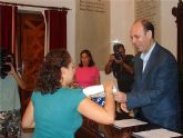 El Concejal de Educacin entrega el Bono Libro Municipal a centros educativos y asociaciones de padres