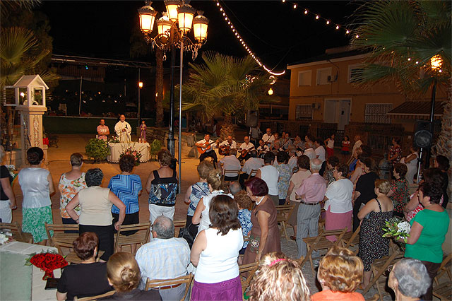Los vecinos de Los Rosales inician sus fiestas con una misa y la coronación de su Reina - 2, Foto 2
