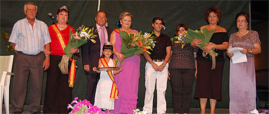 Los vecinos de Los Rosales inician sus fiestas con una misa y la coronación de su Reina