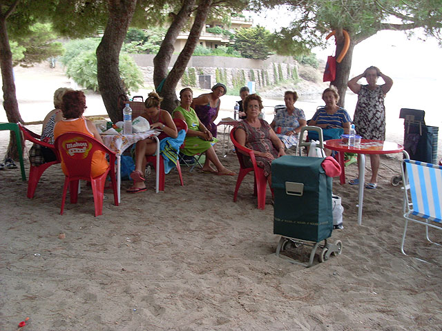 Cerca de un millar de personas mayores han participado en el programa de viajes “¡Vente a la playa!”, Foto 1