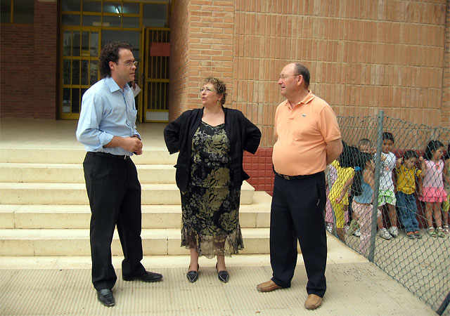 El alcalde y el edil de Educación visitan los colegios en su primer día de clase, Foto 1