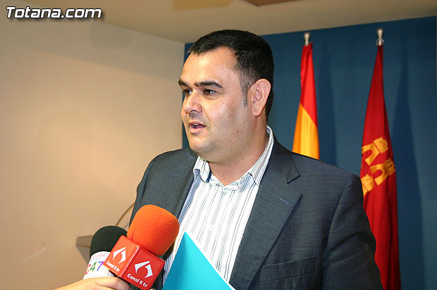 El alcalde y el consejero de Turismo y Consumo suscriben un convenio de colaboración, Foto 1