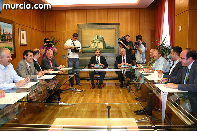 El alcalde de Puerto Lumbreras y el consejero de Turismo y Consumo firman un convenio para la promoción de políticas de defensa del consumidor - 1, Foto 1