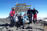 La Concejala de Deportes felicita a los miembros del Club Senderista de Totana que recientemente ascendieron el Kilimanjaro