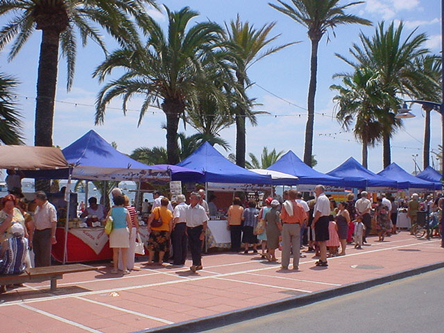 Demostración de ensogamiento de sillas huertanas en el mercado artesanal de Santiago de la Ribera - 1, Foto 1