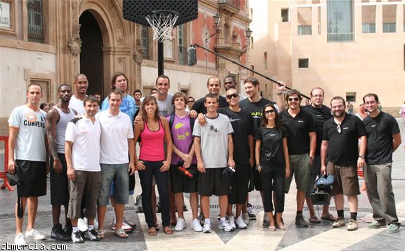 Los jugadores del C.B. Murcia protagonizan un spot en la Plaza Cardenal Belluga - 1, Foto 1