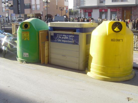 La Policía Local extremará la vigilancia para evitar que los vecinos saquen la basura fuera de la hora establecida o ensucien la vía pública, Foto 1