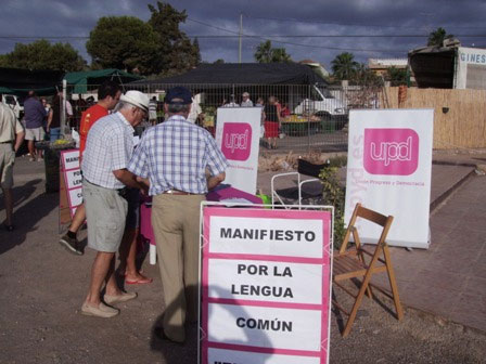 Recogida de firmas de UPyD en Águilas en favor del Manifiesto por la lengua común - 1, Foto 1