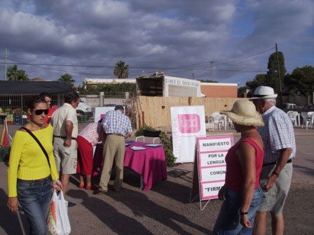 Recogida de firmas de UPyD en Águilas en favor del Manifiesto por la lengua común - 2, Foto 2