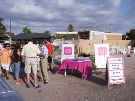 Recogida de firmas de UPyD en Águilas en favor del Manifiesto por la lengua común - 3, Foto 3