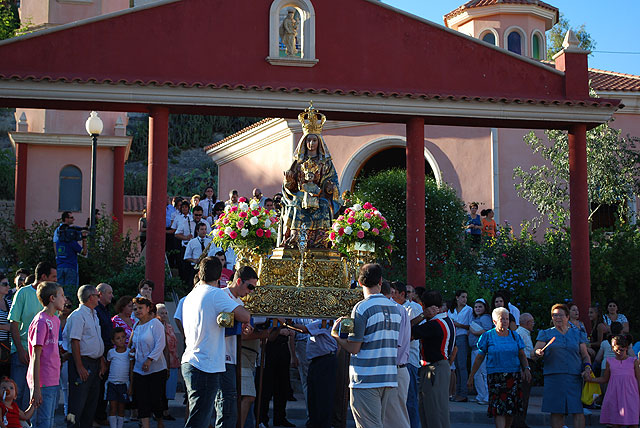 Centenares de fieles acompañan a la Virgen del Oro en su bajada hasta la ermita de los Santos Médicos - 1, Foto 1