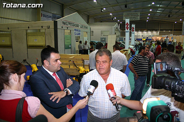 The mayor and council of livestock attend the inauguration of the National Week of Pigs Lorca, Foto 1