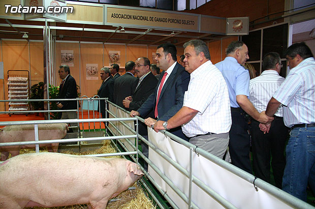 El alcalde y el concejal de ganadera acuden a la inauguracin de la Semana Nacional de Ganado Porcino de Lorca - 7