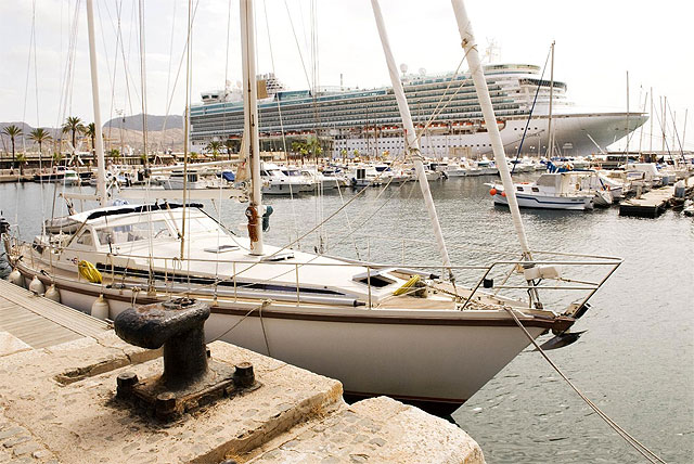 Los cruceros llenan las calles de la ciudad de turistas extranjeros - 1, Foto 1