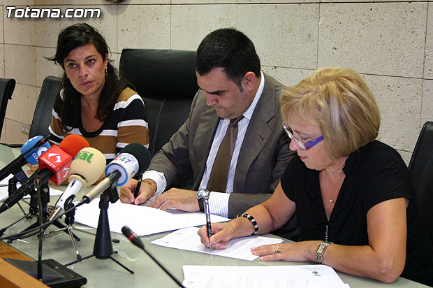 El Ayuntamiento y la Asociación de Mujeres Empresarias y Profesionales de Totana suscriben un segundo convenio, Foto 4