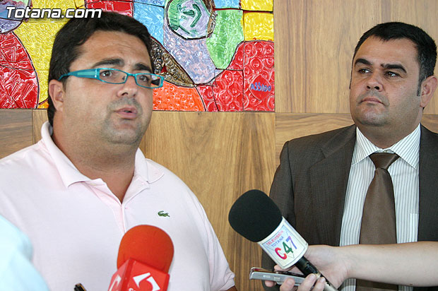 El consejero de política social recibe al alcalde de Totana y al concejal de bienestar social, Foto 4