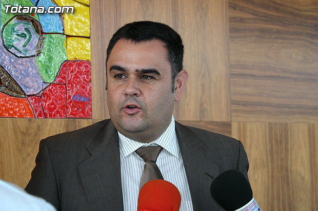 El consejero de política social recibe al alcalde de Totana y al concejal de bienestar social, Foto 5