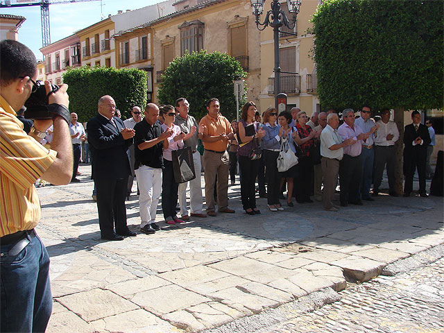 Cinco minutos de silencio por el atentado de ETA que le ha costado la vida al brigada de la Academia Militar de Santoña, Luis Conde de la Cruz - 1, Foto 1