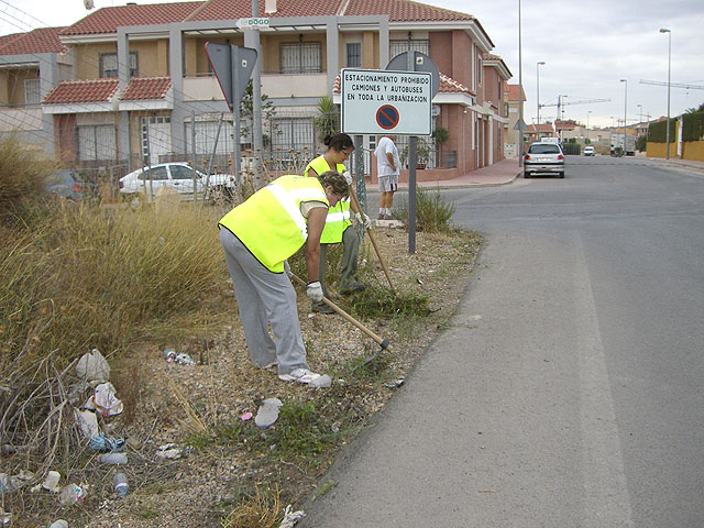 Más de medio centenar de personas desempleadas ya han comenzado a trabajar en el saneamiento y en la limpieza de caminos del munincipio, Foto 3