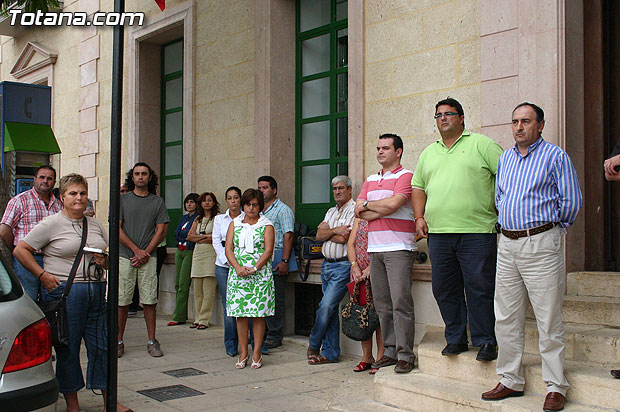 Concentración silenciosa en la puerta del Consistorio como repulsa al atentado de la banda terrorista ETA, Foto 1
