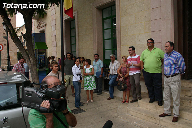 Concentración silenciosa en la puerta del Consistorio como repulsa al atentado de la banda terrorista ETA, Foto 3