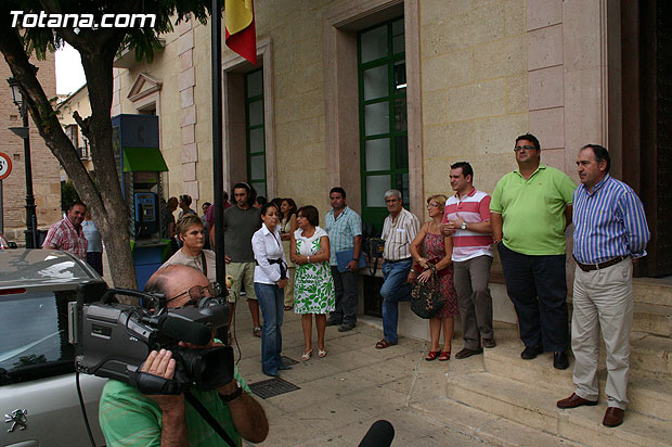 Concentración silenciosa en la puerta del Consistorio como repulsa al atentado de la banda terrorista ETA, Foto 3