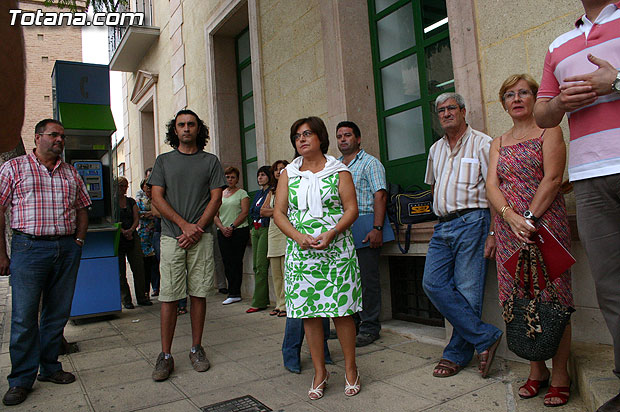 Concentración silenciosa en la puerta del Consistorio como repulsa al atentado de la banda terrorista ETA, Foto 4