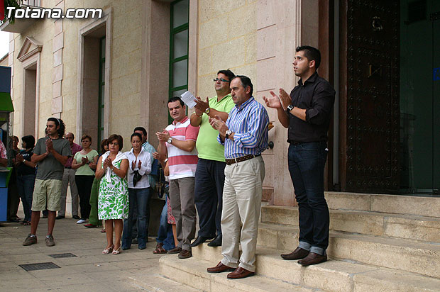 Concentración silenciosa en la puerta del Consistorio como repulsa al atentado de la banda terrorista ETA, Foto 5