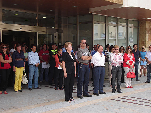 El ayuntamiento muestra su rechazo al último atentado de ETA con un minuto de silencio - 1, Foto 1