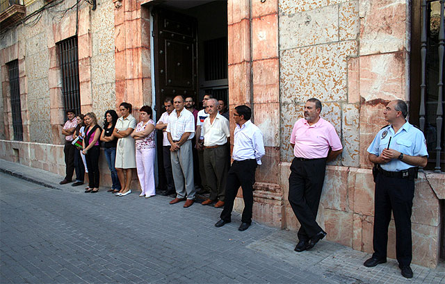 El Ayuntamiento guarda cinco minutos de silencio como repulsa al último atentado de ETA - 1, Foto 1