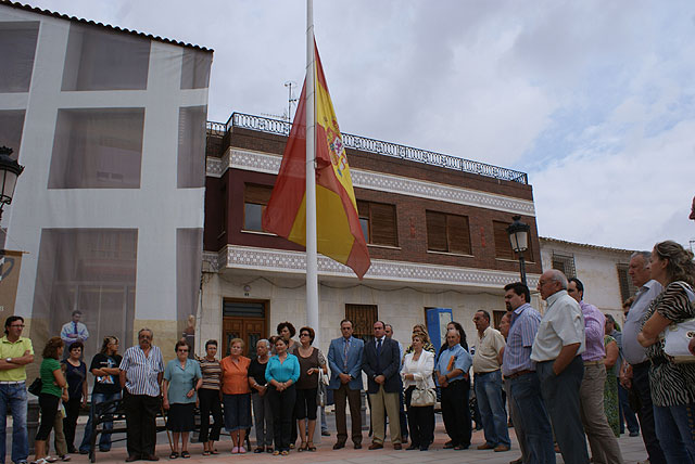 Cinco minutos de silencio en la Plaza de la Constitución de Puerto Lumbreras - 2, Foto 2