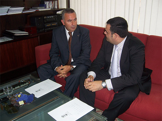 El alcalde y el secretario general de Hacienda planifican el plan de inversiones de la Comunidad Autónoma para el próximo ejercicio persupuestario del 2009 de este municipio, Foto 1