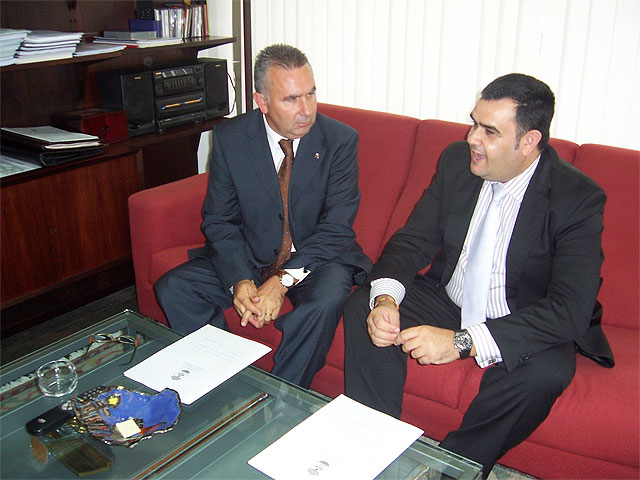El alcalde y el secretario general de Hacienda planifican el plan de inversiones de la Comunidad Autónoma para el próximo ejercicio persupuestario del 2009 de este municipio, Foto 2