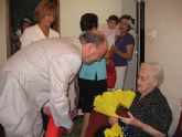 La alhameña Mª Mercedes Hern�ndez celebra su 101 cumpleaños acompañada por el alcalde, Juan Romero C�novas y la edil de Mayores, Soledad Tudela