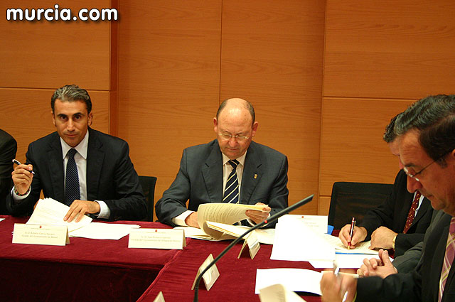 El alcalde de Alhama ha firmado un convenio con la Consejería de Política Social, Foto 1