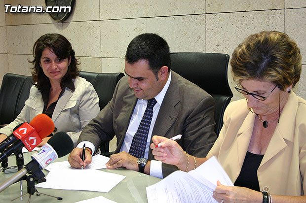 La Asociación de Artesanos de Totana percibe 6.000 euros para incentivar la promoción y el desarrollo del sector, Foto 1