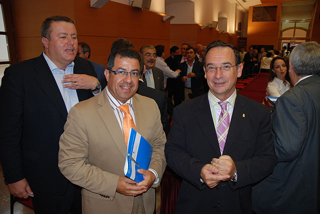El alcalde y el consejero de poltica social firman un convenio de igualdad, Foto 1