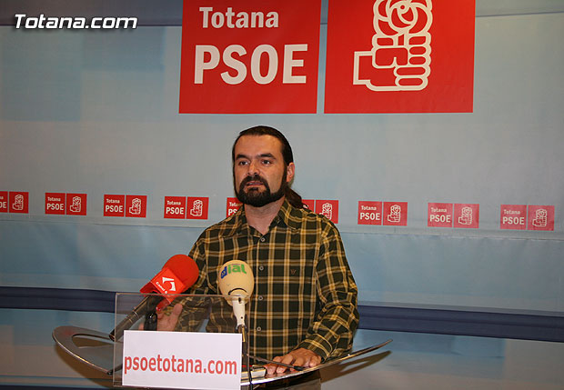 According to the PSOE de Totana, "the disastrous economic management and government waste of PP are leaving the City of Totana in a disastrous situation", Foto 1