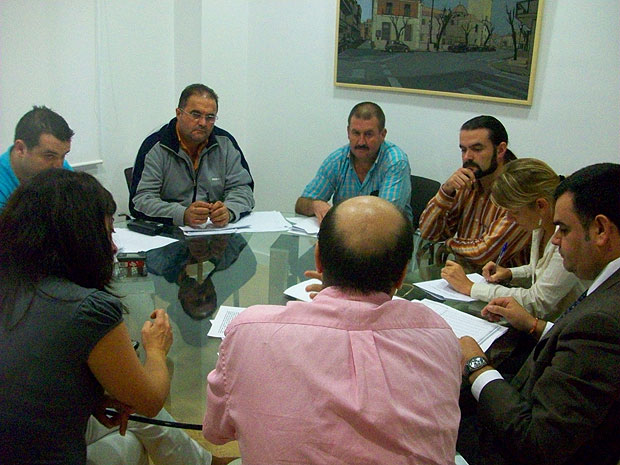 El alcalde y los grupos políticos municipales se reúnen para analizar la situación económico-financiera y la deuda municipal en la Comisión Especial de Cuentas, Foto 1