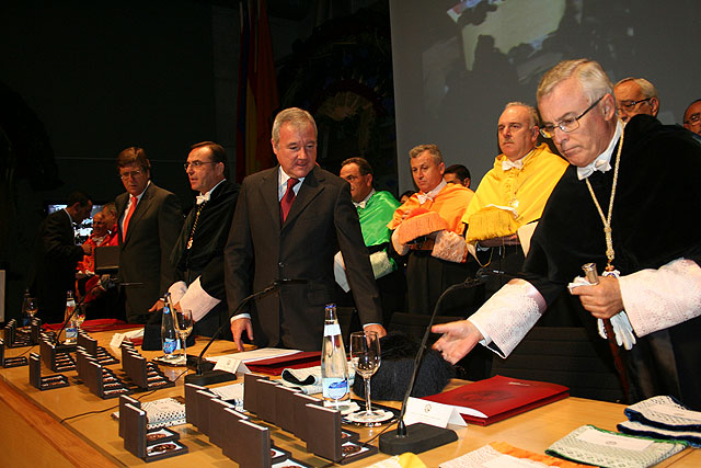 Valcárcel asegura que el Gobierno “cumplirá su compromiso con las universidades públicas, pese a coyunturas desfavorables o crisis” - 1, Foto 1