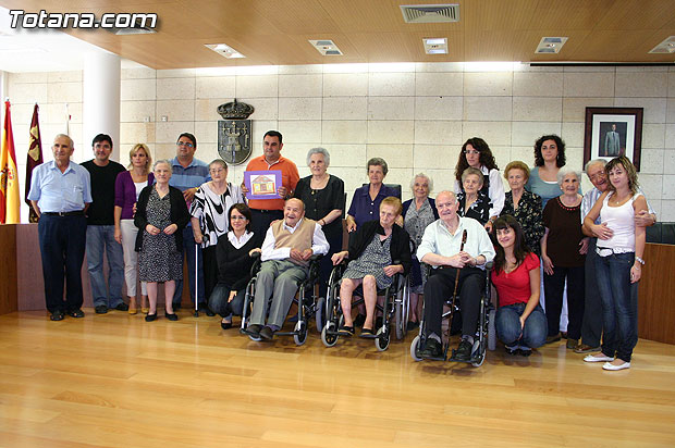 Autoridades municipales reciben en el ayuntamiento a los usuarios y profesionales del Servicio de Estancias Diurnas de Alzheimer de Totana, Foto 1